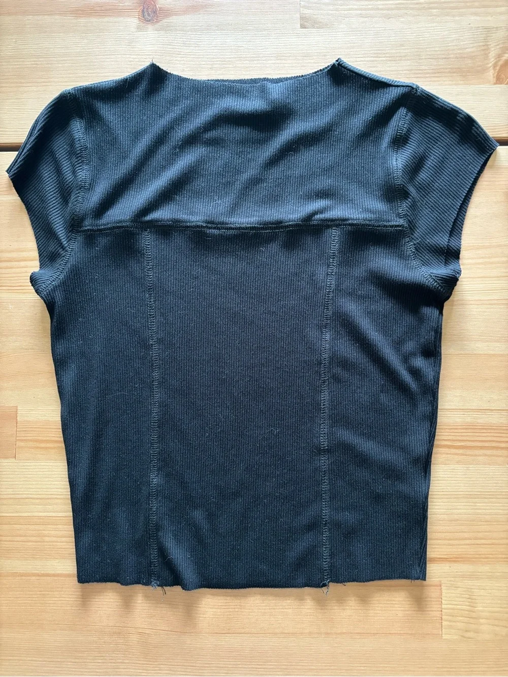 Mod Ref Black Ribbed Top - Picture 2 of 5